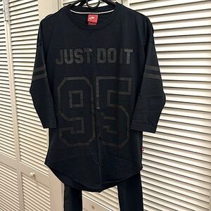 Nike Women’s Set: 3/4 Sleeve Top and matching leggings, Black, Size: S